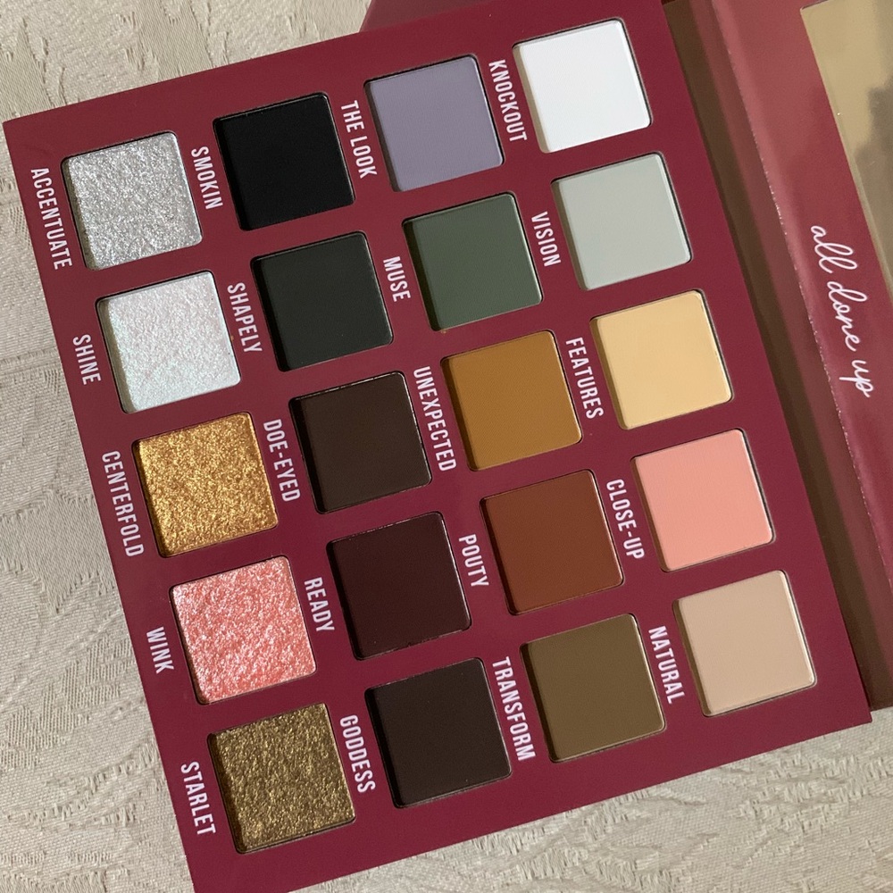 Blend Bunny All Done Up Ultra Glam Eyeshadow Palette BNIB